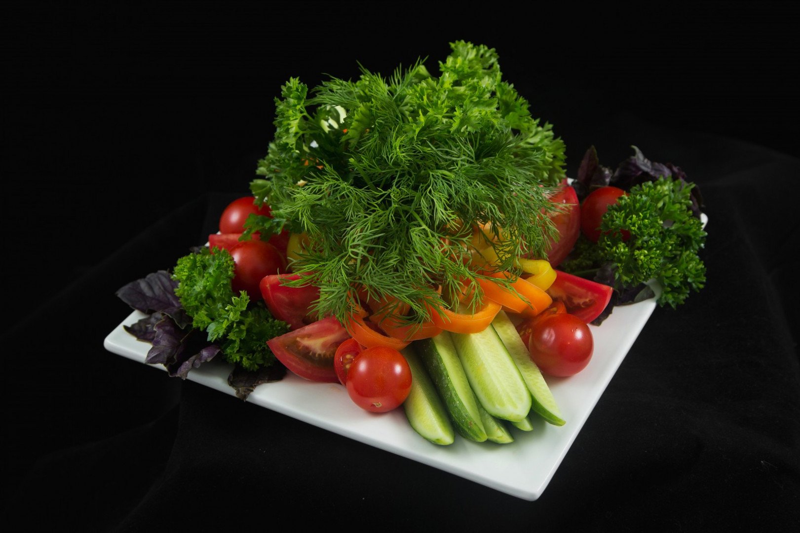 Овощи свежие на столе. Овощная нарезка. Овощное ассорти. Овощная тарелка. Тарелка с овощами.
