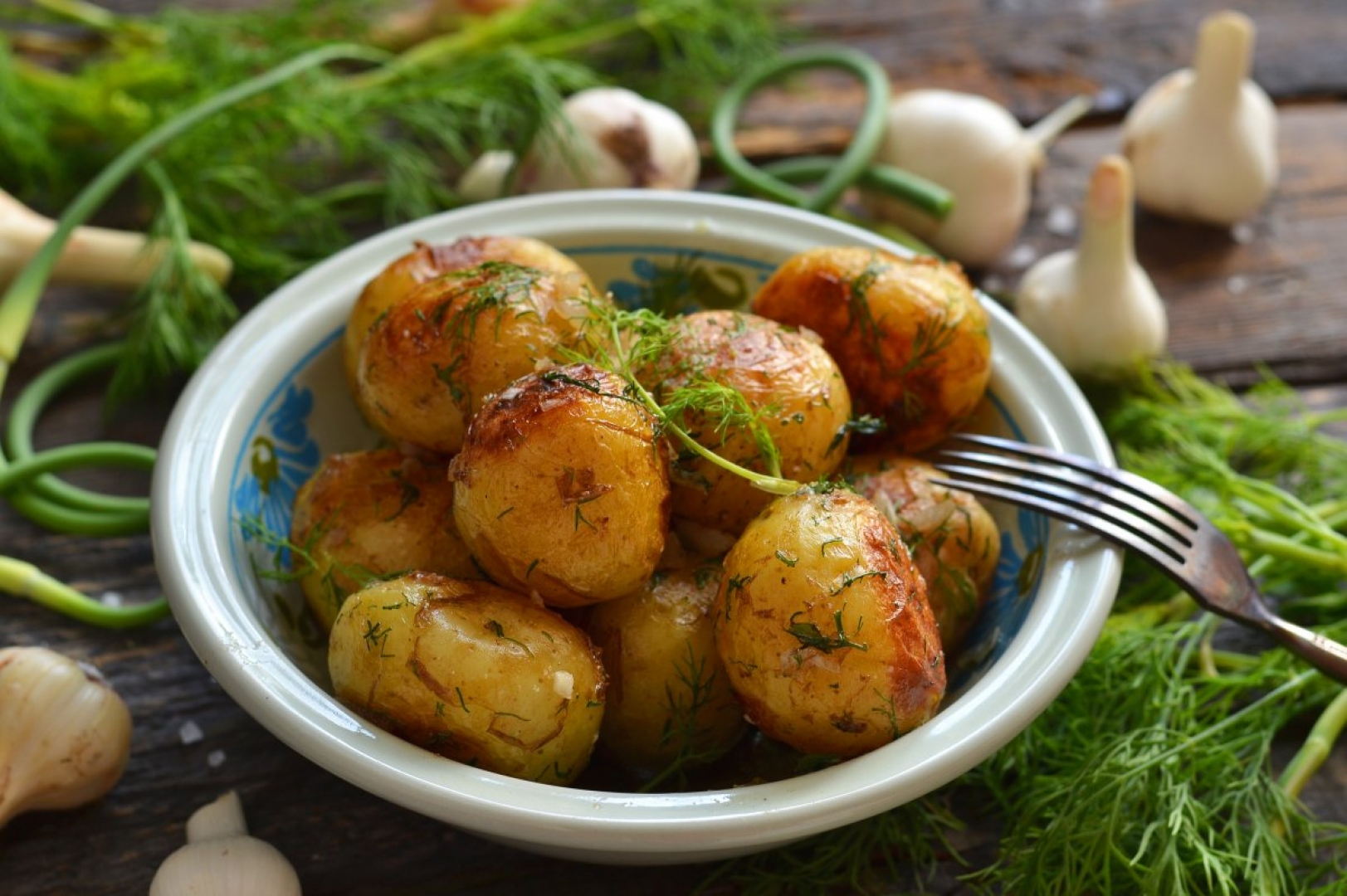 Рецепты со свежей картошкой. Запеченный молодой картофель. Картофель в мундире. Молодая картошка. Запеченная молодая картошка.